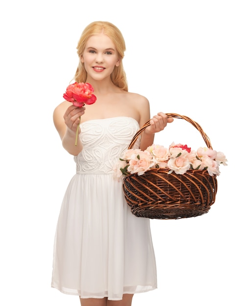 photo de jeune femme avec un panier plein de fleurs