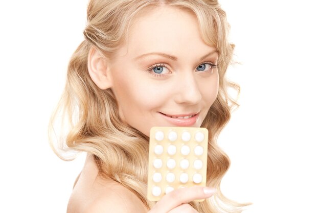 photo de jeune femme avec des pilules over white