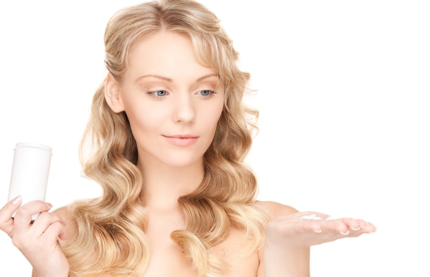 photo de jeune femme avec des pilules over white