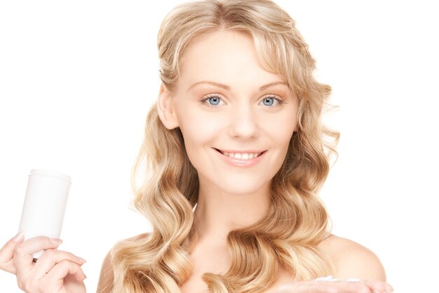 photo de jeune femme avec des pilules over white