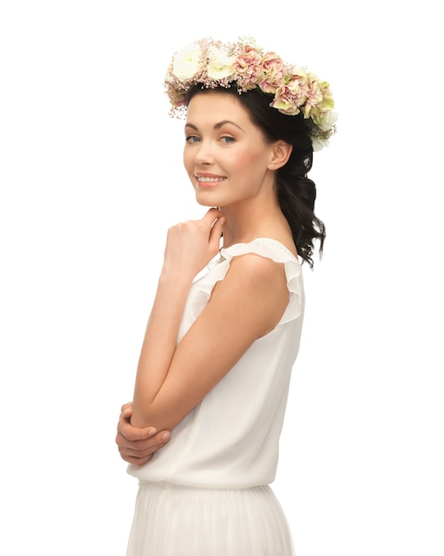 photo de jeune femme portant une couronne de fleurs.