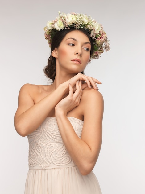 photo de jeune femme portant une couronne de fleurs.