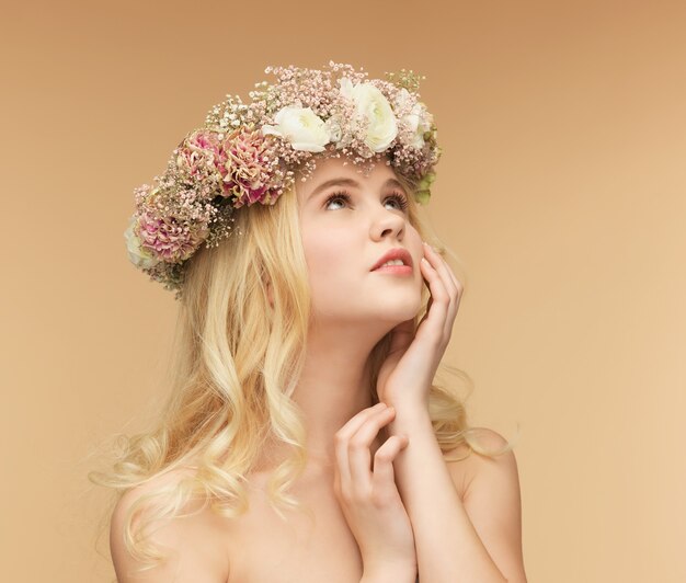 photo de jeune femme portant une couronne de fleurs