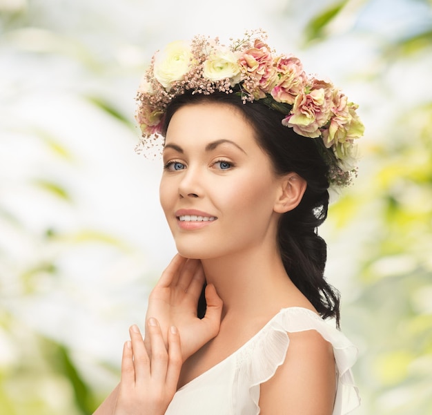 Photo photo de jeune femme portant une couronne de fleurs