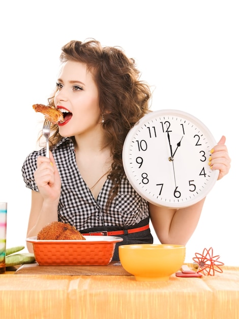 Photo de jeune femme séduisante dans la cuisine