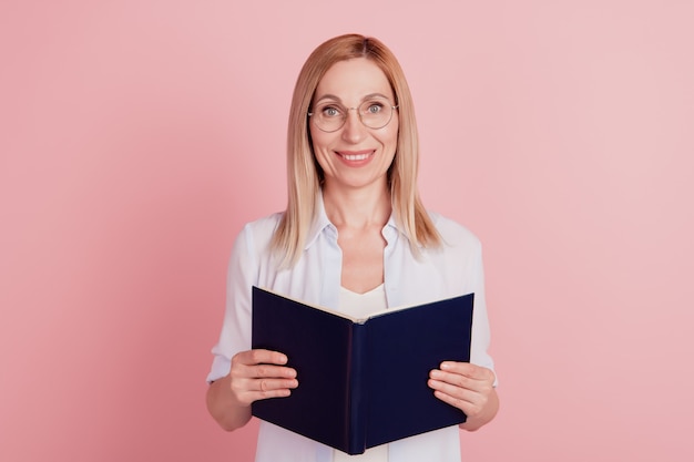 Photo de jeune femme séduisante heureux sourire positif lire livre isolé sur fond de couleur pastel