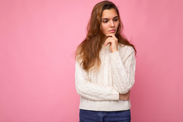 Photo de jeune femme séduisante de hipster caucasien dans des vêtements décontractés à la mode sexy femme insouciante