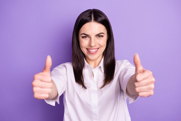 Photo d'une jeune femme séduisante promoteur montrer des annonces de promotion du pouce vers le haut isolées sur fond de couleur violette