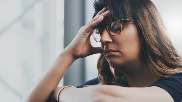 Photo d'une jeune femme souffrant de dépression