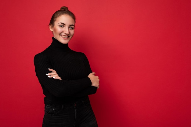 Photo d'une jeune femme souriante heureuse et positive avec des émotions sincères portant des vêtements élégants isolés sur fond avec espace de copie.