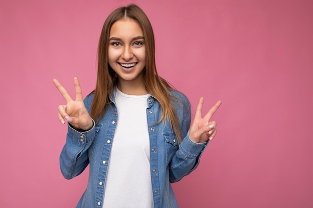 Photo d'une jeune femme souriante heureuse et positive avec des émotions sincères portant des vêtements élégants