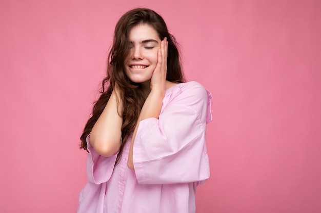 Photo d'une jeune femme souriante heureuse et positive avec des émotions sincères portant des vêtements élégants