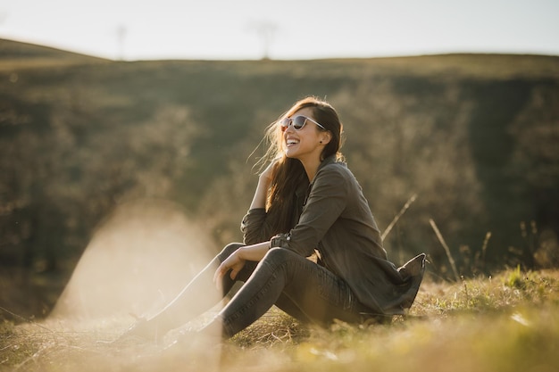 Photo d'une jeune femme souriante profitant du plein air.