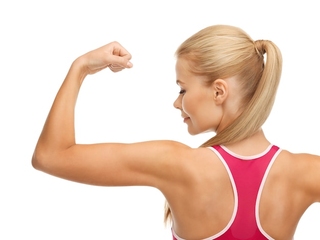 photo de jeune femme sportive montrant ses biceps