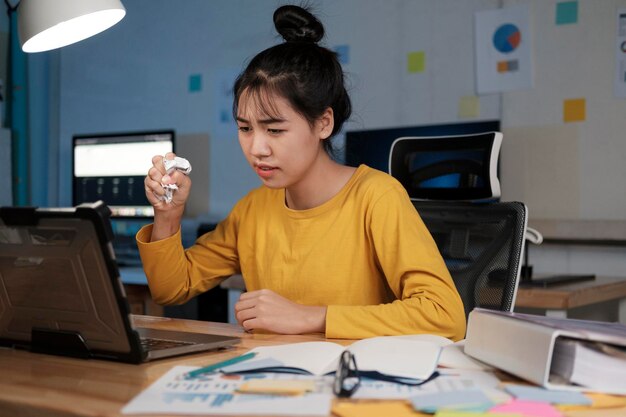 Photo d'une jeune femme surmenée en colère au bureau à domicile.