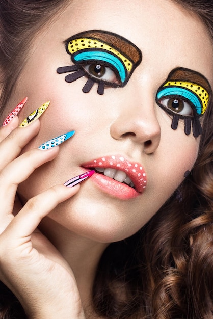 Photo d'une jeune femme surprise avec un maquillage professionnel comique et une manucure design. Style de beauté créatif et ongles. Photos prises en studio