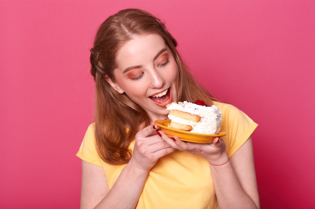 Photo de jeune femme en t-shirt jaune décontracté