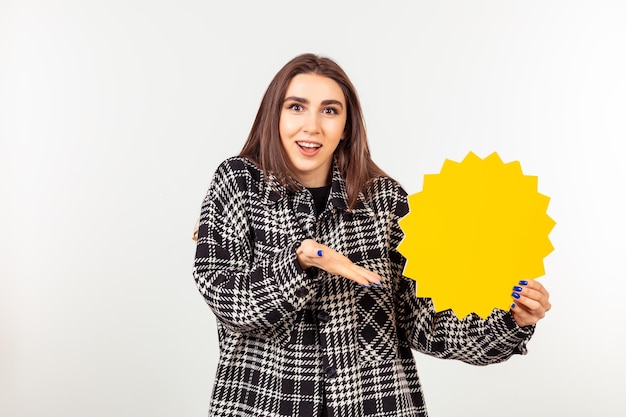 Photo d'une jeune femme tenant un tableau d'idées et pointant la main dessus