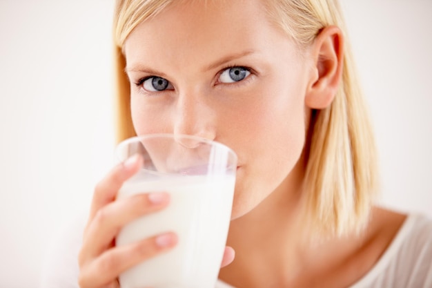 Photo d'une jeune femme en train de boire un verre