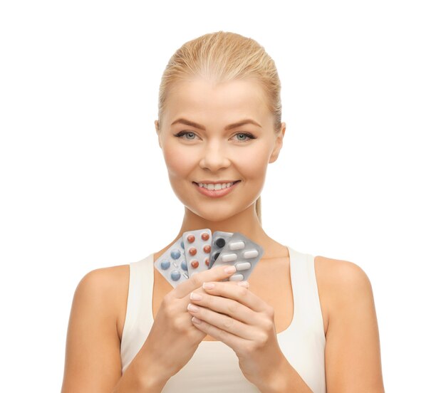 photo de jeune femme avec une variété de pilules