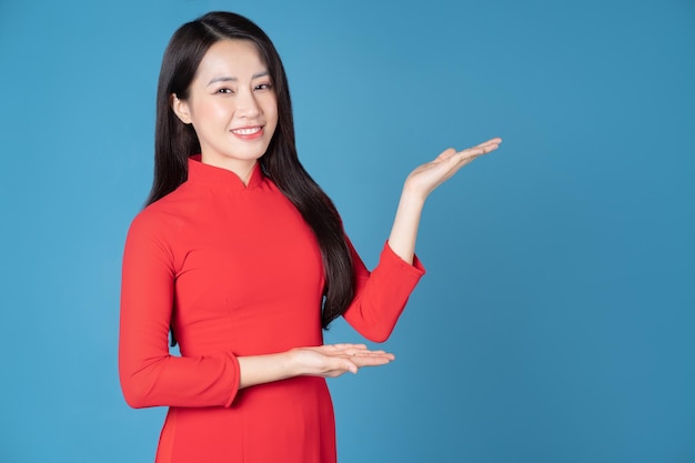 Photo d'une jeune femme vietnamienne vêtue de rouge ao dai