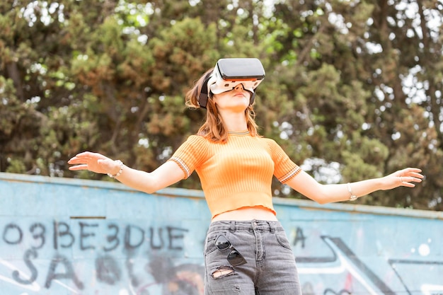 Photo d'une jeune fille portant un ensemble VR au parc