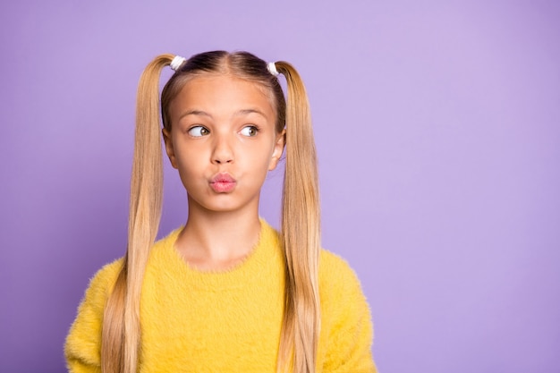 Photo de jeune fille à la recherche dans l'espace vide avec ses lèvres boudé mur de couleur violet pastel isolé