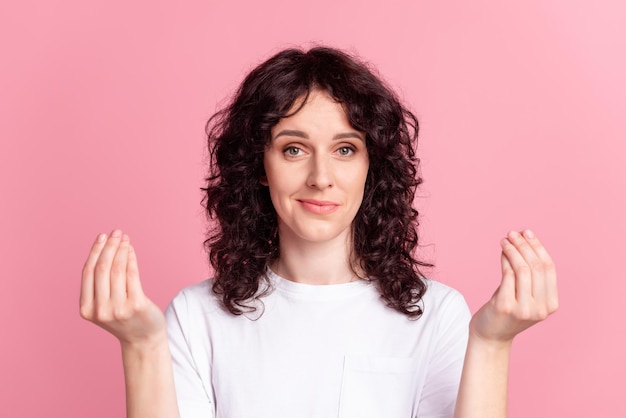 Photo de jeune fille séduisante demander de l'argent crédit en espèces salaire salaire isolé sur fond de couleur rose