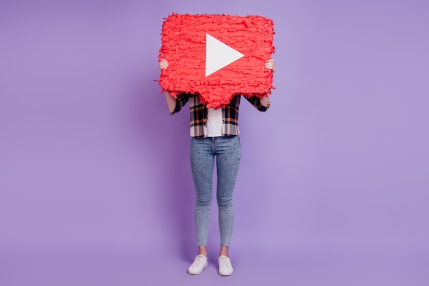 Photo de jeune fille séduisante heureux agréable charmant tenir l'icône de la main vidéo pinata papier isolé sur fond de couleur violet