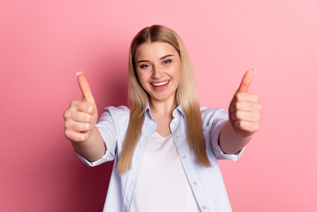 Photo de jeune fille show thumbsup approuver parfait suggérer taux d'annonces isolé sur fond de couleur rose