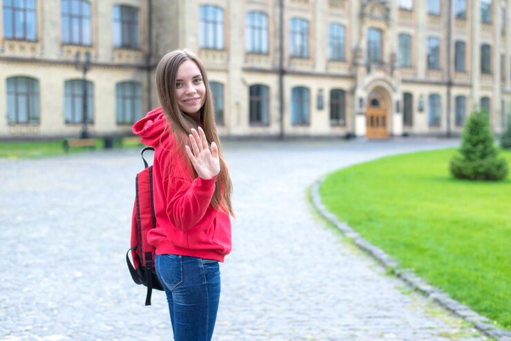 Photo de jeune fille souriante montrant fond de campus de palmier