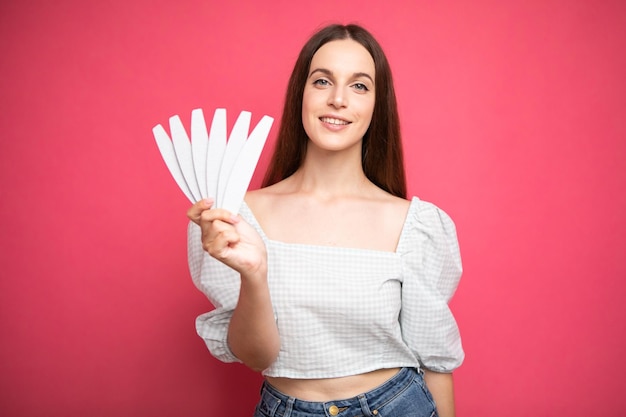 photo d'une jeune fille tenant des limes à ongles