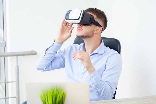 Photo d'un jeune homme d'affaires portant un casque vr dans un bureau