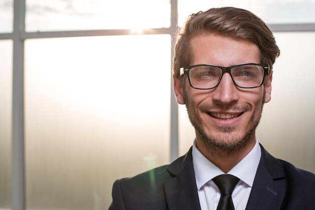 Photo de jeune homme d'affaires souriant avec espace de copie