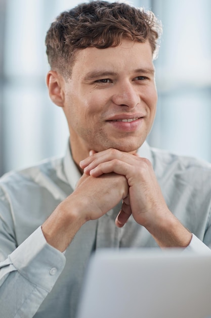 Photo d'un jeune homme d'affaires utilisant un ordinateur portable dans un bureau moderne