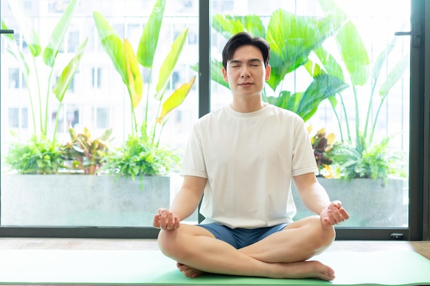 Photo d'un jeune homme asiatique à la maison