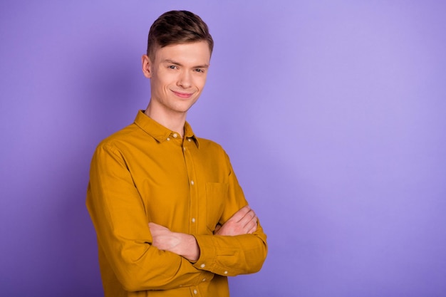 Photo d'un jeune homme confiant mains croisées intelligentes annoncent porter une tenue moderne isolée sur fond de couleur violette