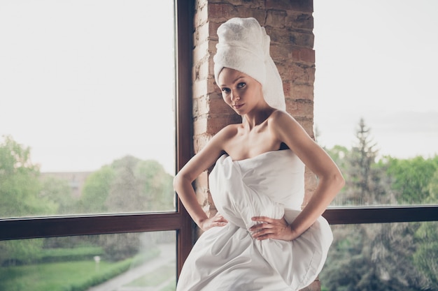 Photo De Jeune Jolie Dame Séduisante Procédures De Maison De Spa Quarantaine Rester à La Maison Beauté Nue épaules Posant Porter Seulement Une Couverture Tête Turban Salon Grande Fenêtre à L'intérieur