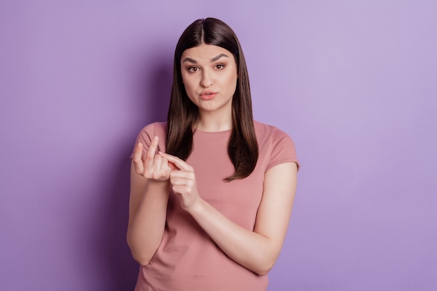 Photo De Jeune Jolie Femme Malheureux En Colère En Colère Folle Offensive Comte Isolé Sur Fond De Couleur Violet