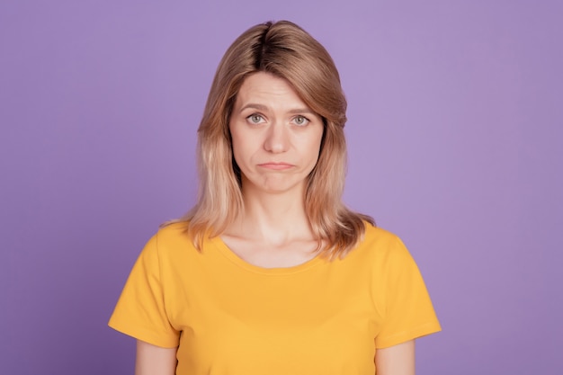 Photo de jeune jolie femme malheureux triste contrarié offensé erreur d'échec isolé sur fond de couleur violet