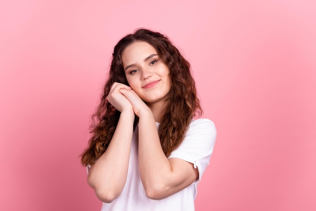 Photo de jeune jolie fille bras ensemble bonne humeur sensuelle belle isolée sur fond de couleur rose.