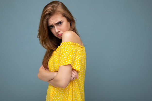 Photo de jeune mignon charmant beau triste triste mécontent malheureux femme blonde avec