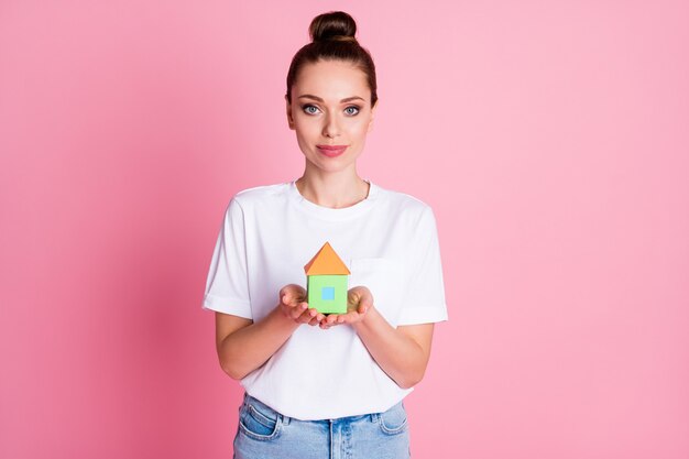 Photo de jolie dame jolie chignon tenir petite maison de papier propriété immobilière maison de rêve