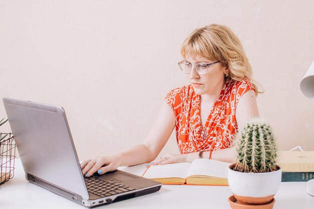 Photo d'une jolie femme d'affaires mature travaillant sur un ordinateur portable dans son poste de travail