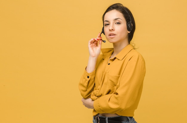 Photo de jolie femme avec un casque et parler au microphone