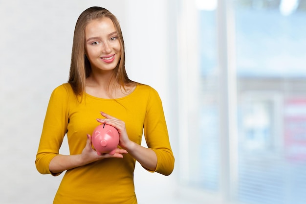 Une photo d'une jolie femme avec une cochonne