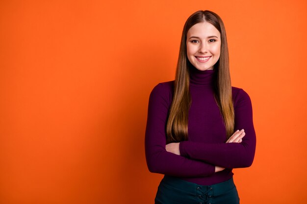 Photo d'une jolie fille charmante gestionnaire de travailleur mains croisées prêtes à décider des décisions de travail au travail solution porter un bon cavalier isolé sur fond de couleur vive