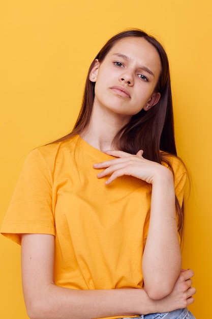 photo jolie fille dans un t-shirt jaune émotions fond isolé de style été. Photo de haute qualité