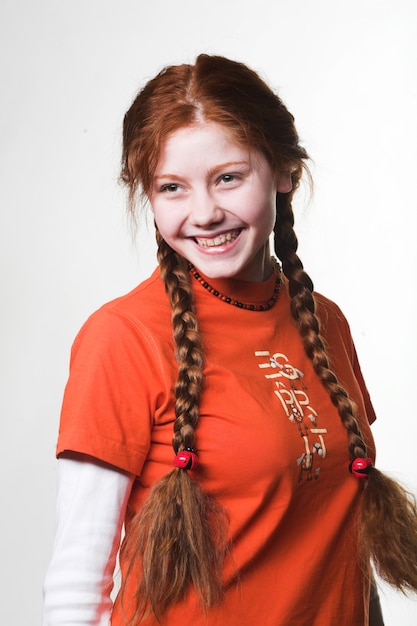 Photo d'une jolie fille rousse avec de longues tresses