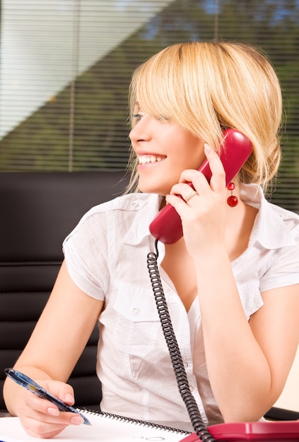 photo de jolie fille avec téléphone au bureau